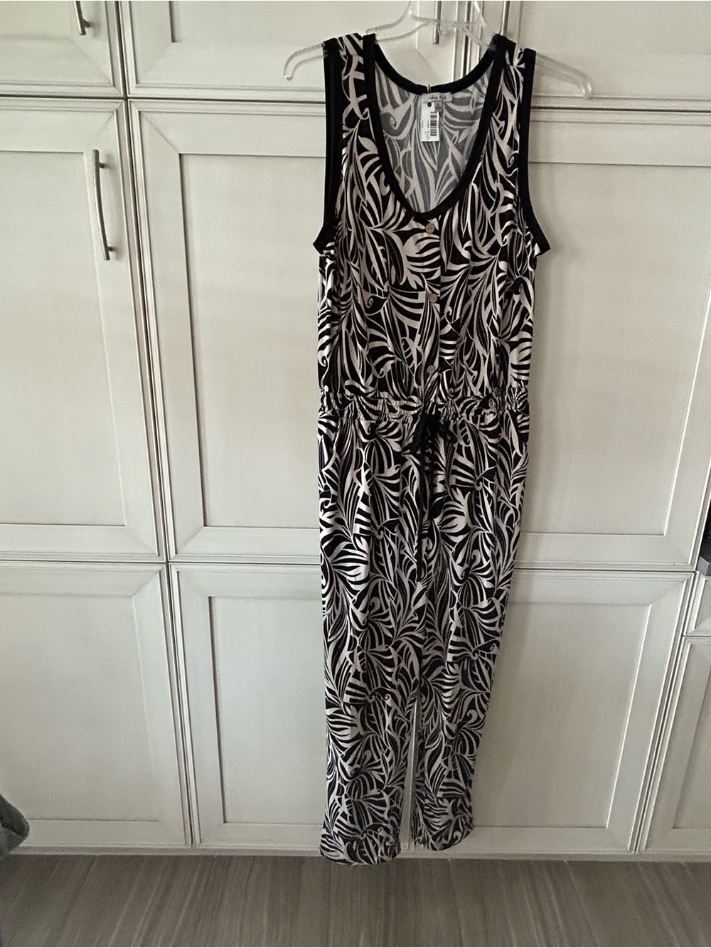 white birch Black & Cream Leaf-Print Sleeveless Jumpsuit
